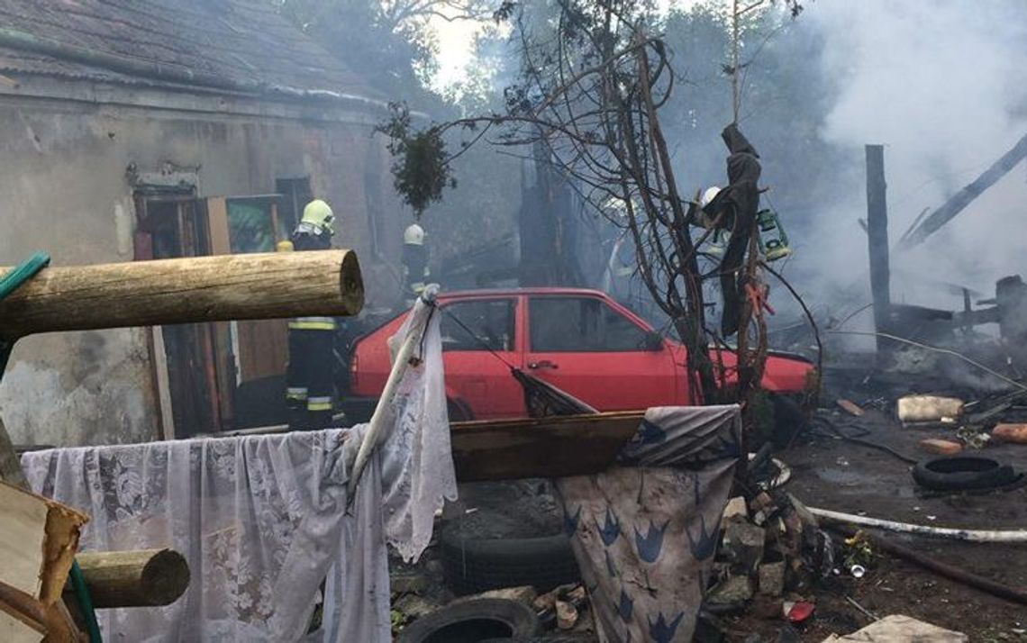 Ogień objął budynki gospodarcze, a następnie przeniósł się na dom Ogień objął budynki gospodarcze, a następnie przeniósł się na dom