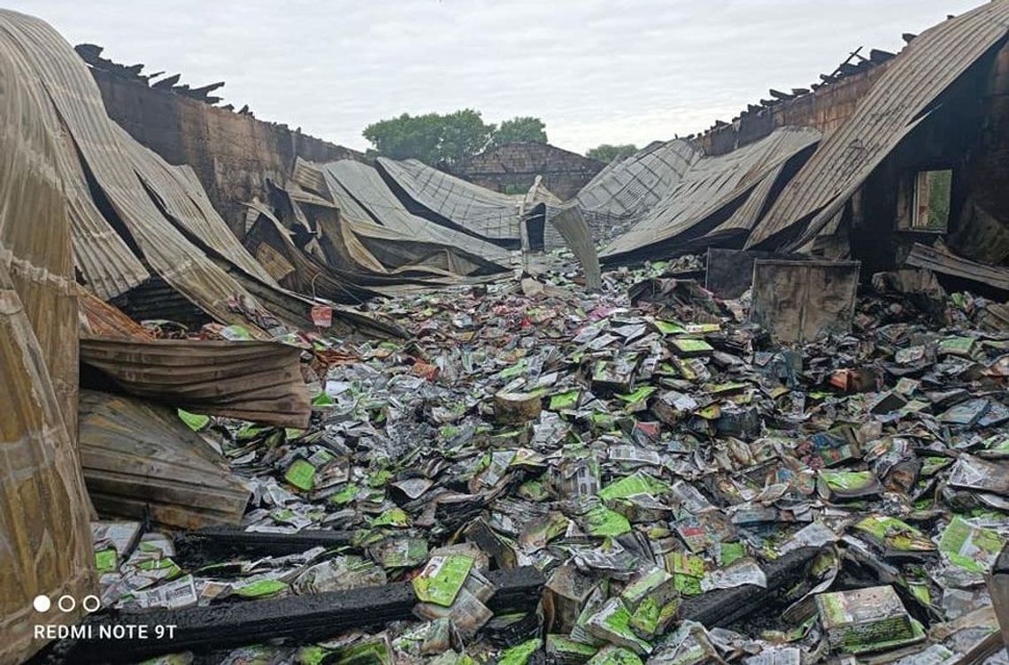 Ogień rozprzestrzeniał się błyskawicznie. Groźny pożar hali gaszono kilkanaście godzin [FOTO, WIDEO]