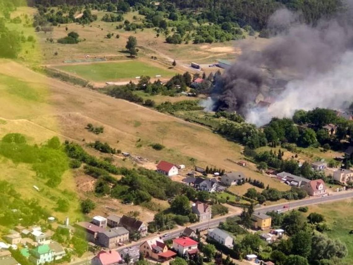 Ogień trawił nieużytki i przeniósł się na gospodarstwo Ogień trawił nieużytki i przeniósł się na gospodarstwo