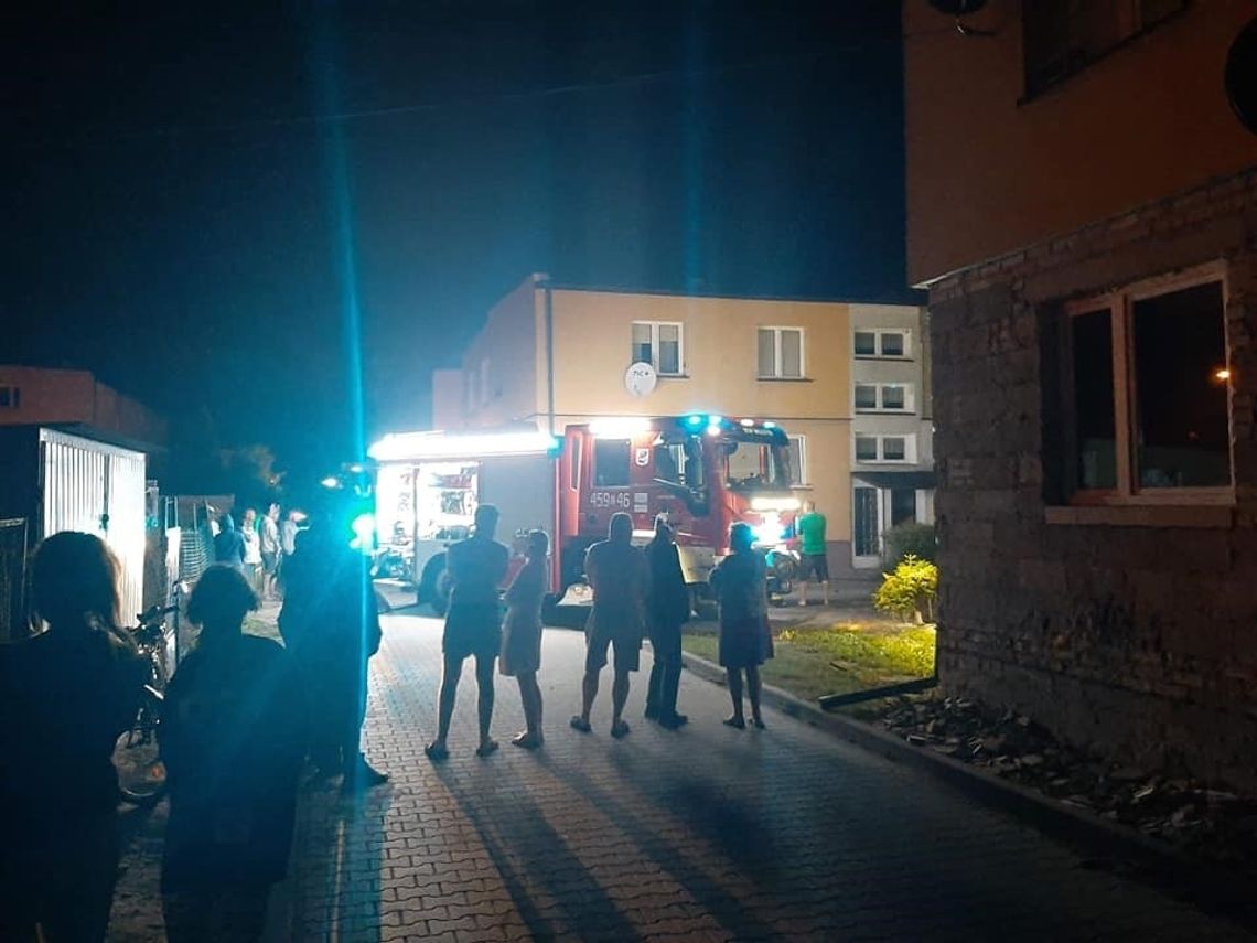 Ogień w budynku wielorodzinnym. 2 osoby przewieziono do szpitala Ogień w budynku wielorodzinnym. 2 osoby przewieziono do szpitala