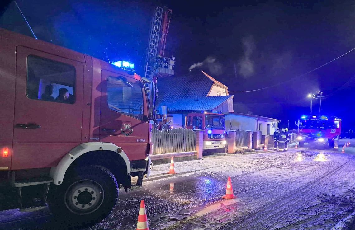 Ognista pułapka w przewodzie kominowym. Nocna walka o ratunek dla budynku Ognista pułapka w przewodzie kominowym. Nocna walka o ratunek dla budynku