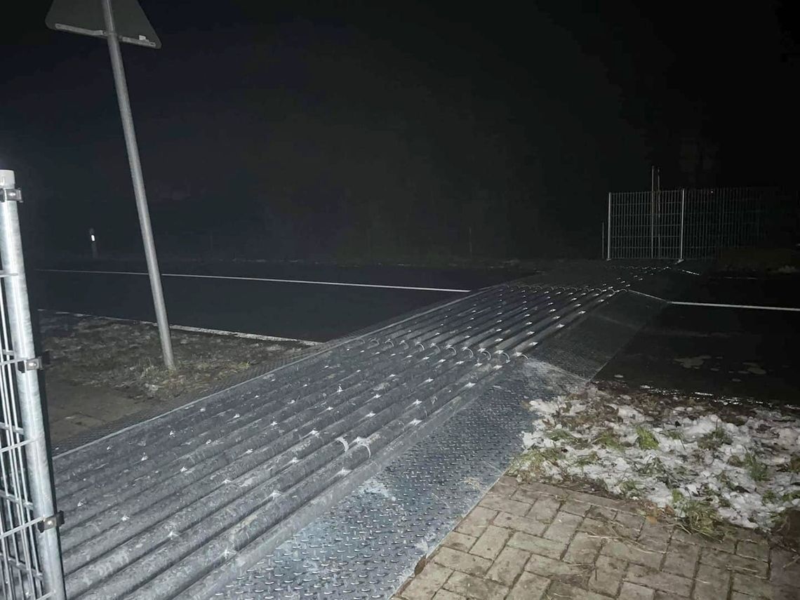 Ogromny i wysoki próg na drodze do Mescherin. Kierowcy, zwolnijcie! Ogromny i wysoki próg na drodze do Mescherin. Kierowcy, zwolnijcie!