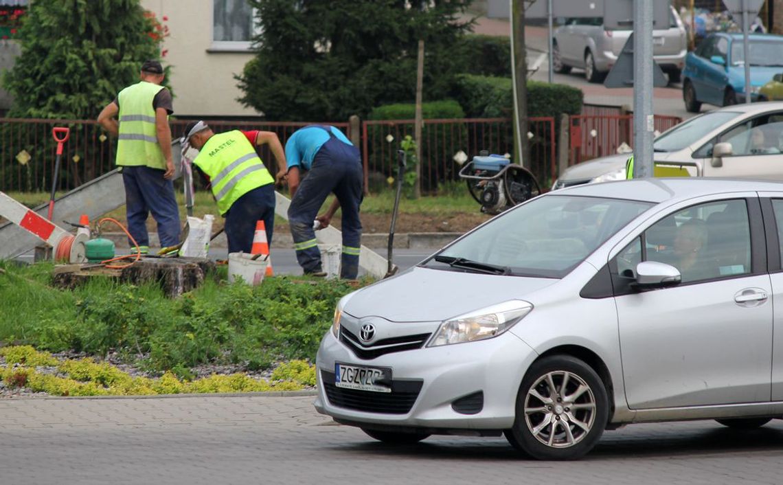 Okablowują już nowy pasaż handlowy Okablowują już nowy pasaż handlowy