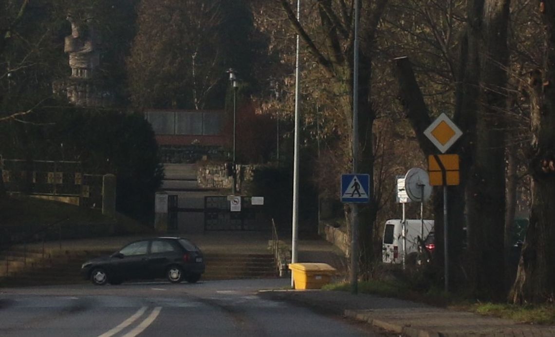 Okradają samochody koło cmentarza! - skarży się czytelniczka Okradają samochody koło cmentarza! - skarży się czytelniczka