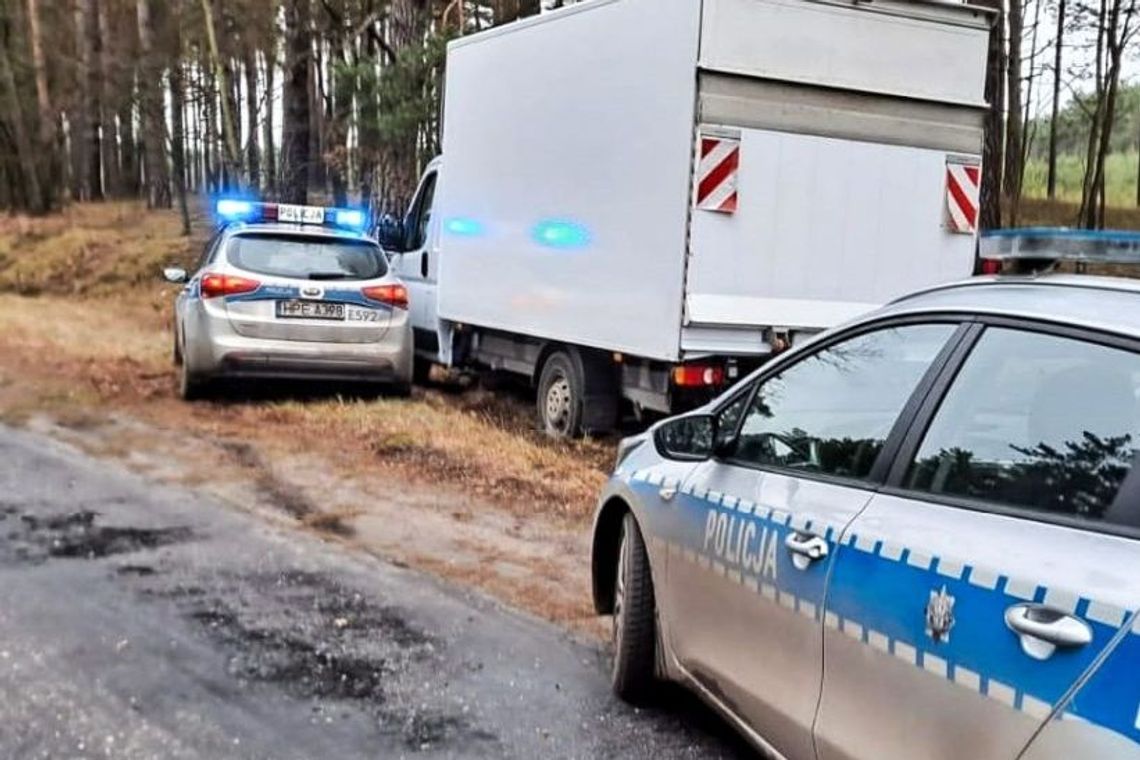 Omal nie rozjechał policjanta. Staranował radiowóz i rozległy się strzały Omal nie rozjechał policjanta. Staranował radiowóz i rozległy się strzały