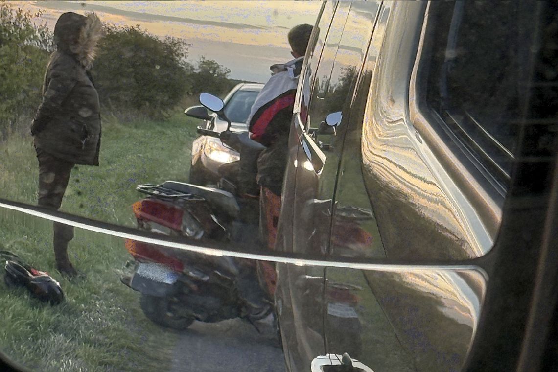 On i ona bez kasku jadą zygzakiem. Motorowerem po dużej dawce alkoholu