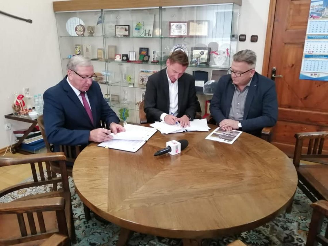 Oni tworzą tereny rekreacyjne wokół murów. My patrzymy na powolne niszczenie średniowiecznej architektury Oni tworzą tereny rekreacyjne wokół murów. My patrzymy na powolne niszczenie średniowiecznej architektury