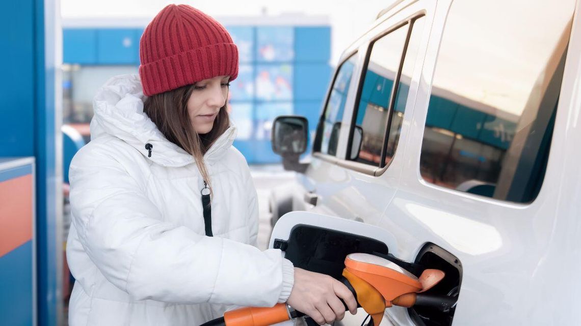 Zapłacimy wyższą opłatę paliwową. Kto płaci opłatę paliwową i jak jest ustalana?