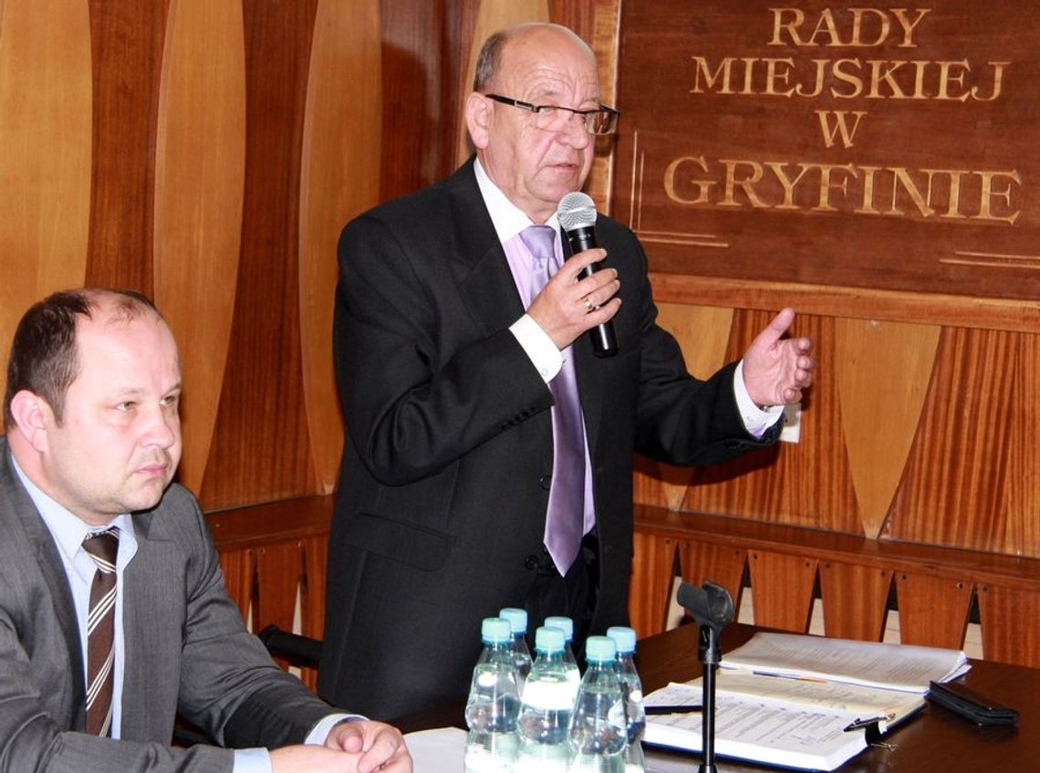 Opozycja żąda głowy burmistrza Opozycja żąda głowy burmistrza