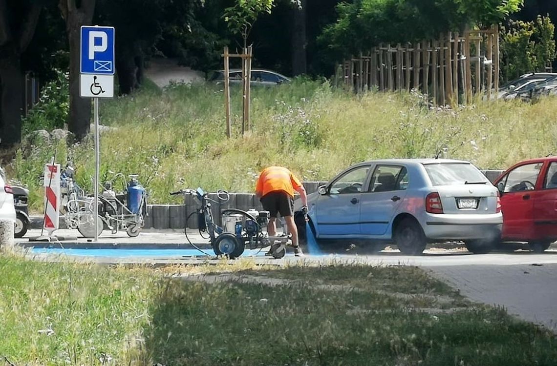 Opryskali farbą cudze auto, malując miejsce parkingowe
