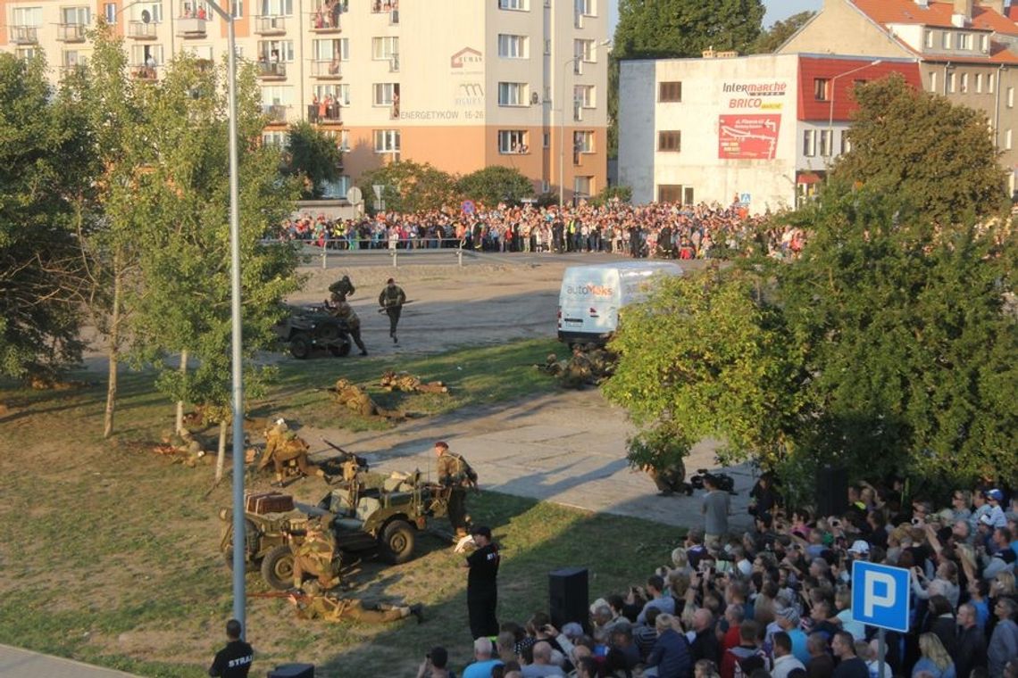 Orły nad Nijmegen - rekonstrukcja historyczna na nabrzeżu Orły nad Nijmegen - rekonstrukcja historyczna na nabrzeżu