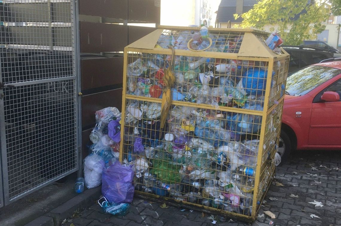 Osiedle tonie w śmieciach. Dziwny sposób jednej z firm na segregację [LIST]