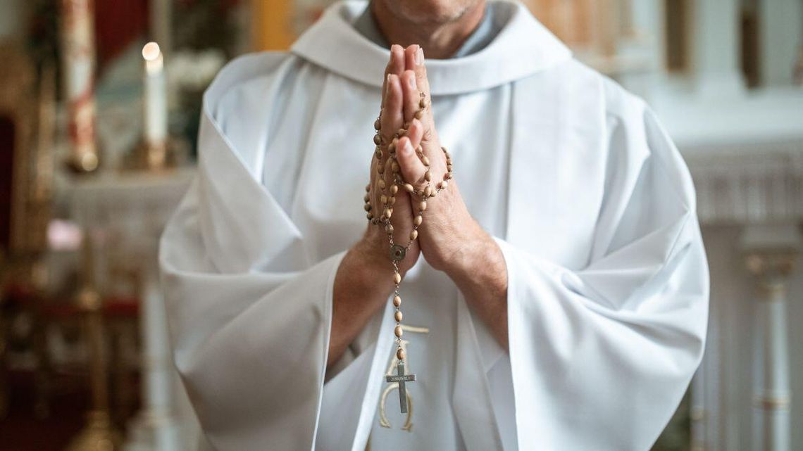 Oskarżył starszego księdza o pedofilię i pobił. Sąd uniewinnił księdza, a skazał mężczyznę