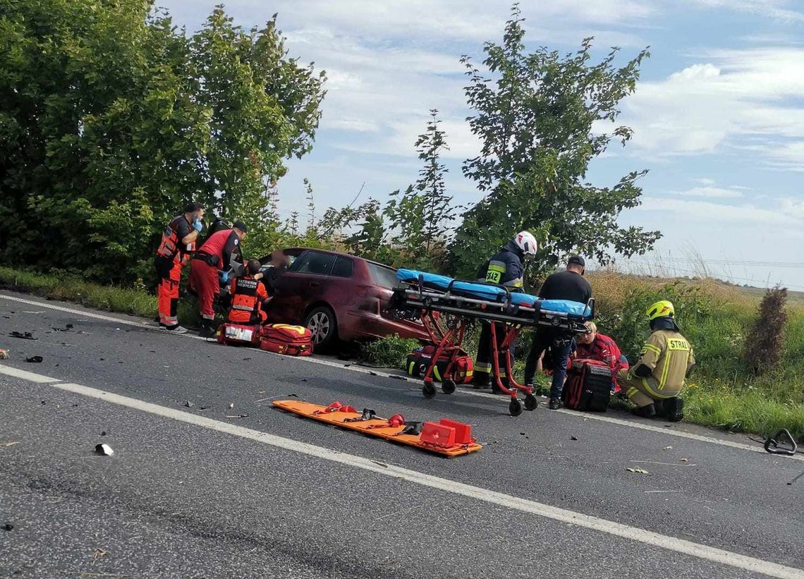 Osobówka zderzyła się z ciężarówką. Są ranni, w tym dziecko