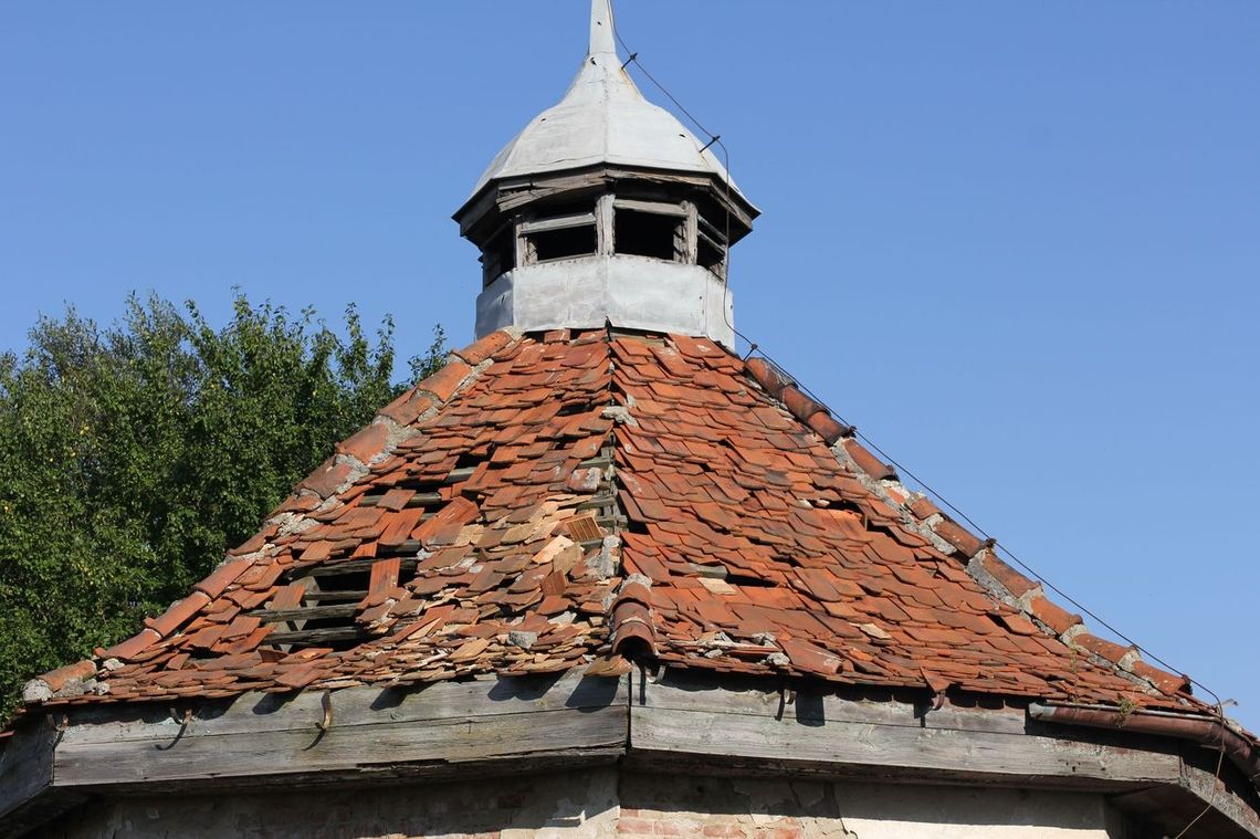 Ostatnie dni starej przepompowni. Przez dach leje się woda