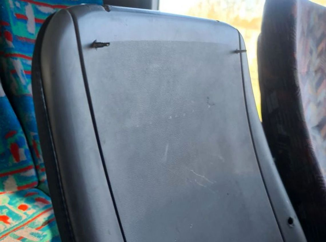 Ostre bolce wystają z foteli, tylne drzwi autobusu są uszkodzone! – alarmuje czytelnik