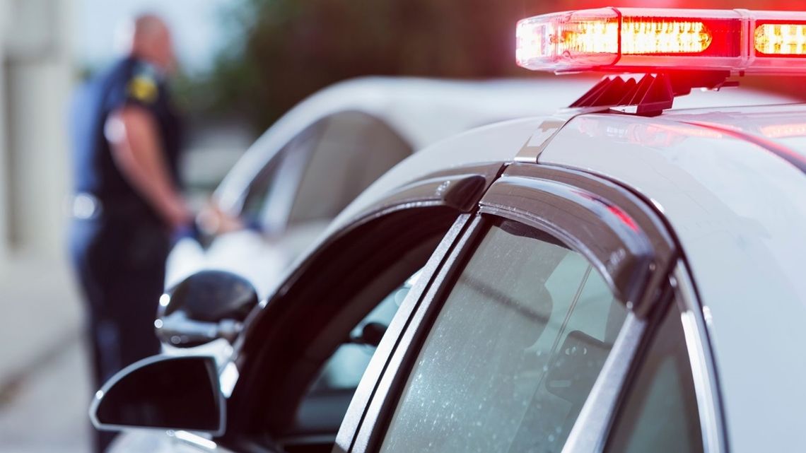 Mrugała światłami ostrzegając przed policją. Prawo tego nie zabrania, a dostała mandat Mrugała światłami ostrzegając przed policją. Prawo tego nie zabrania, a dostała mandat