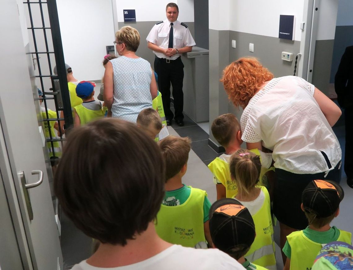 Otwarcie komendy na pokaz? Petenci mylą budynki, a policjanci nadal w starej siedzibie Otwarcie komendy na pokaz? Petenci mylą budynki, a policjanci nadal w starej siedzibie