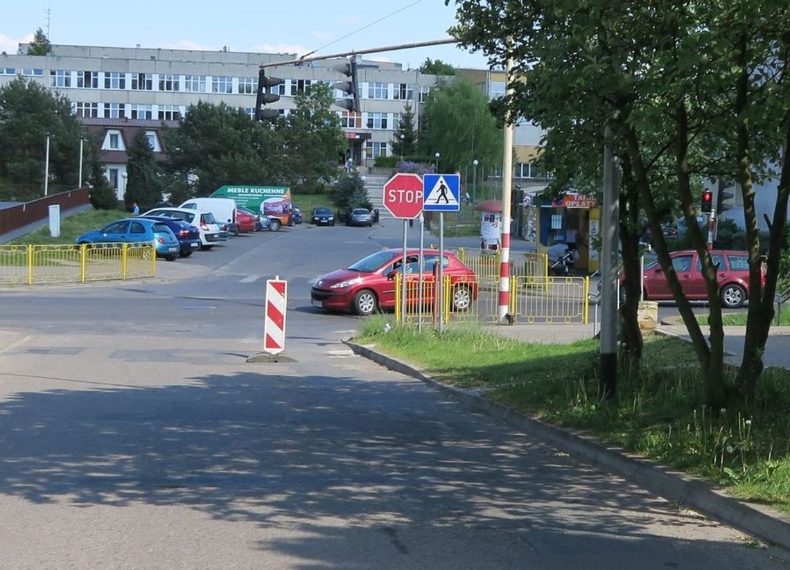 Pachołek blokuje skrzyżowanie Pachołek blokuje skrzyżowanie