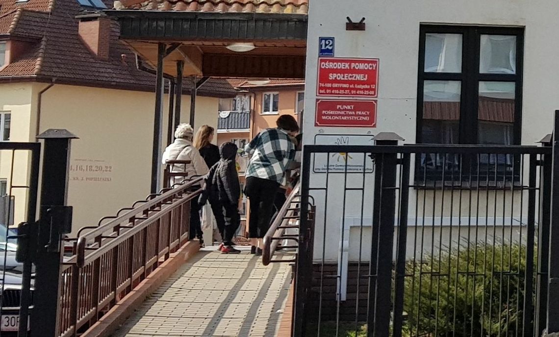 Paczkę żywnościową dostali dopiero na święta Paczkę żywnościową dostali dopiero na święta