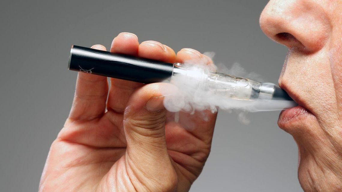 Palenie w pracy, urzędzie czy domu kultury ze zmianami. Za e-papierosa mogą być kary