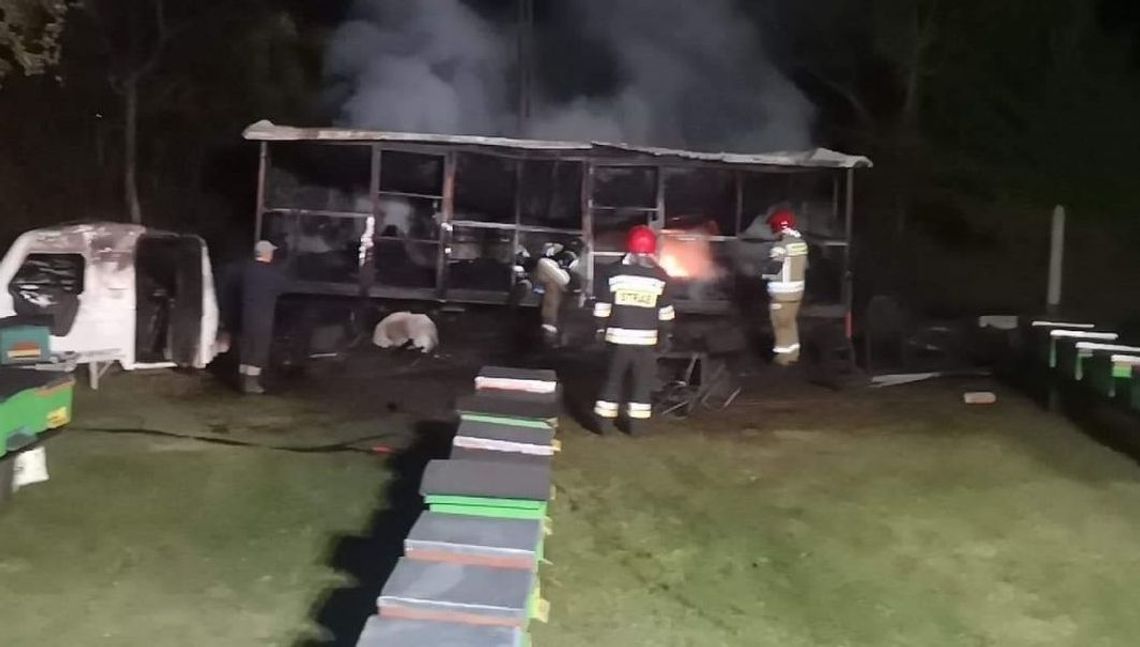 Paliła się przyczepa z pasieką i przyczepa kempingowa Paliła się przyczepa z pasieką i przyczepa kempingowa