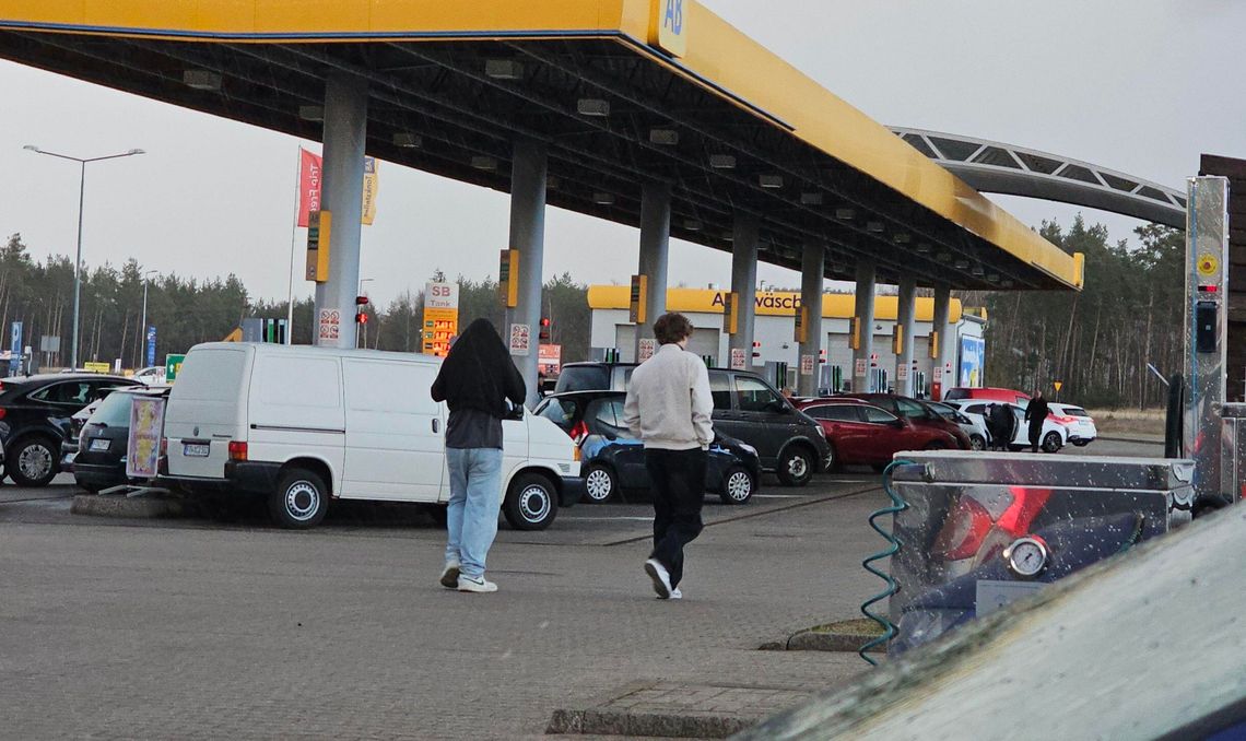 Paliwowy raj w Osinowie Dolnym. Niemcy masowo tankują w Polsce dzięki nowym limitom cen pakietu CPN