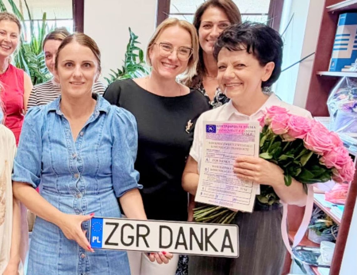 Pani Danusia idzie na zasłużoną emeryturę. Serdeczne pożegnanie po latach pracy Pani Danusia idzie na zasłużoną emeryturę. Serdeczne pożegnanie po latach pracy