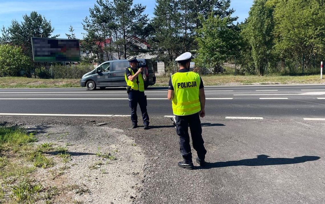 Policjanci proponowali kierowcom zjedzenie cytryny albo czosnku. Albo mandat