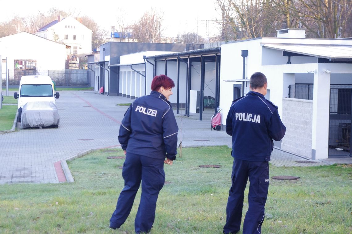 Panna ze swoimi podopiecznymi w komendzie policji Panna ze swoimi podopiecznymi w komendzie policji