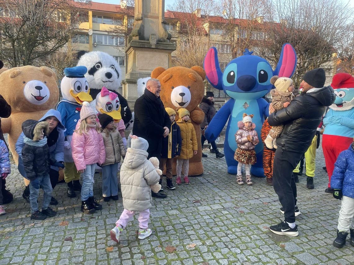 Parada postaci bajkowych przeszła ulicami miasta, które stało się stolicą dobra Parada postaci bajkowych przeszła ulicami miasta, które stało się stolicą dobra