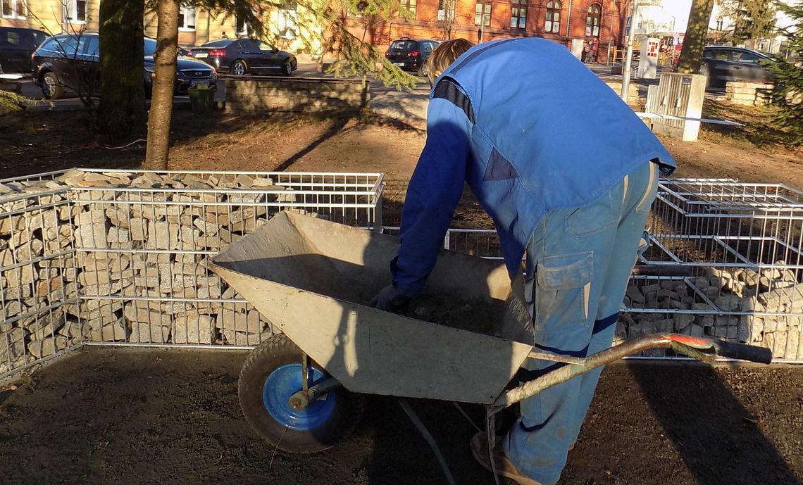 Park o tej porze niczym pustynia. Stawiają kamienne murki Park o tej porze niczym pustynia. Stawiają kamienne murki