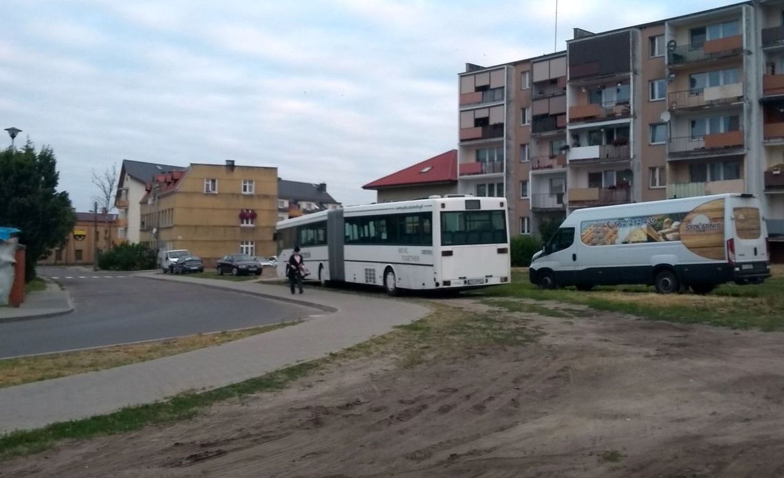 Parkują pod samymi oknami Parkują pod samymi oknami