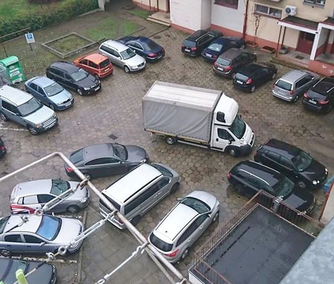 Parkuje kto chce, chociaż to parking dla aut mieszkańców posesji [list czytelniczki]