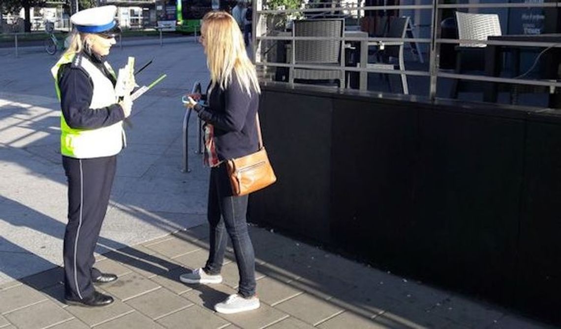 Patrzą w ekran zamiast na drogę. Nie ma na nich kary! Patrzą w ekran zamiast na drogę. Nie ma na nich kary!