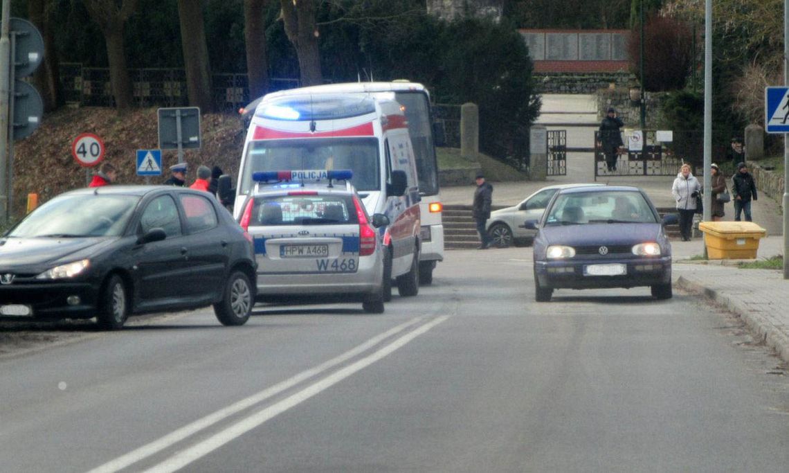 Patrzył w smartfon i wpadł prosto pod autobus