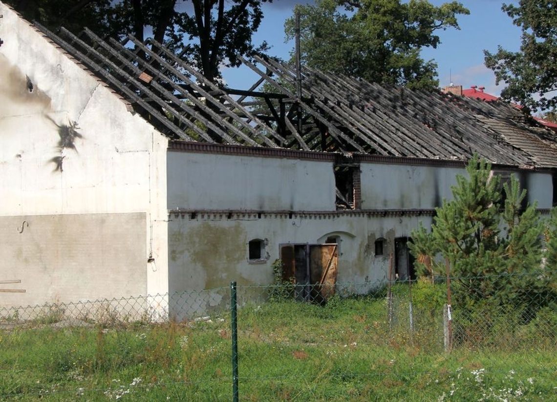 Paweł Sławiński nie wywiązuje się z danego słowa. Spalona rudera nadal straszy