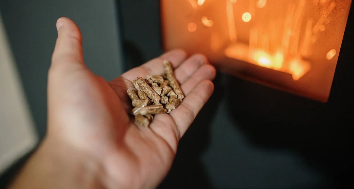 Pellet bije rekordy cen, a węgiel znika ze składów. Sprawdź tańsze i legalne alternatywy na zimę Pellet bije rekordy cen, a węgiel znika ze składów. Sprawdź tańsze i legalne alternatywy na zimę