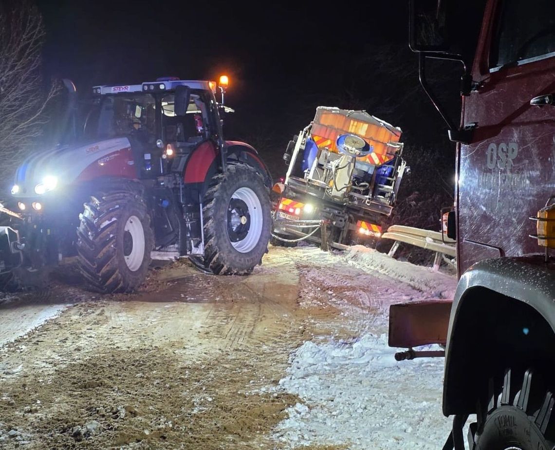 Piaskarka zsunęła się na barierki. Pułapka lodowa pod warstwą śniegu