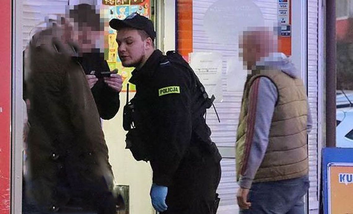 Pieniądze w woreczku zostawiła przed marketem. Zagadka zaginionej gotówki 