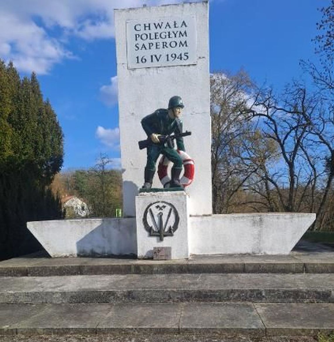 Pierś po order wypina, a o pomnik nie dba? Wstyd w rocznicę forsowania Odry