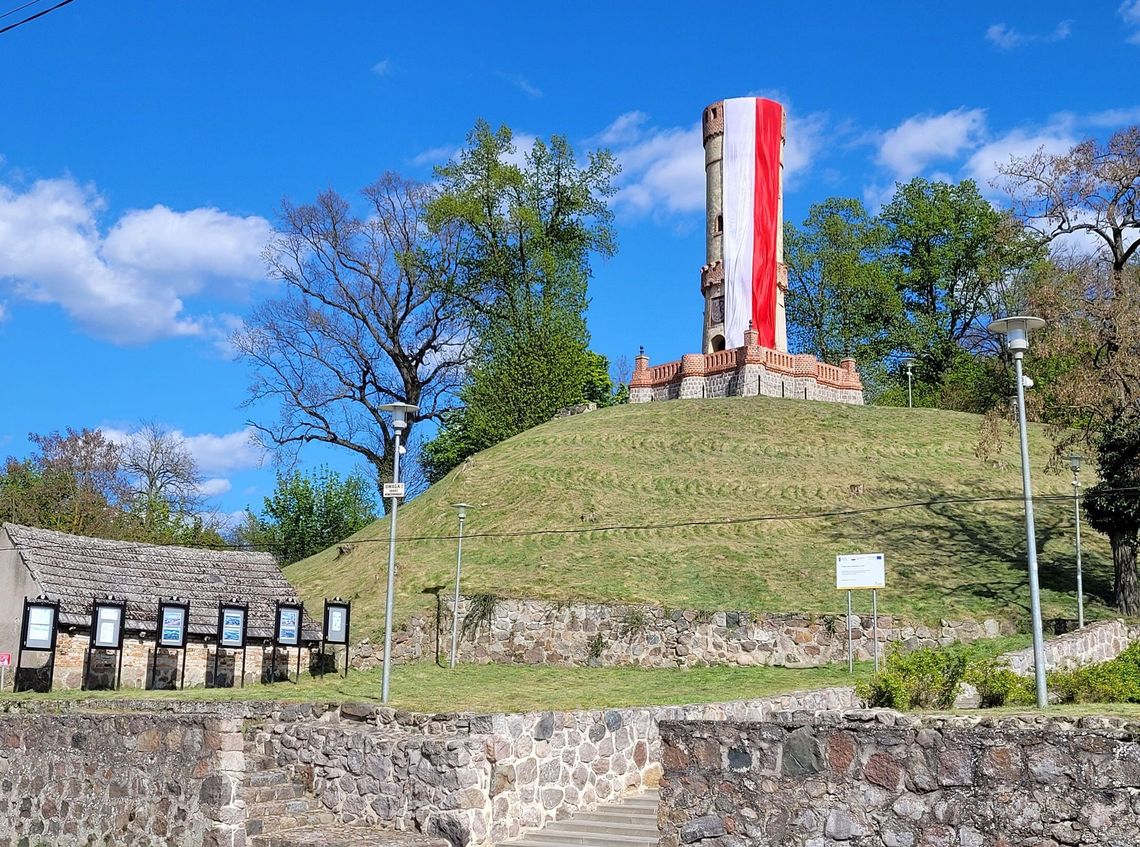 Pierwsza taka ogromna flaga w najdalej wysuniętej na zachód gminie w Polsce