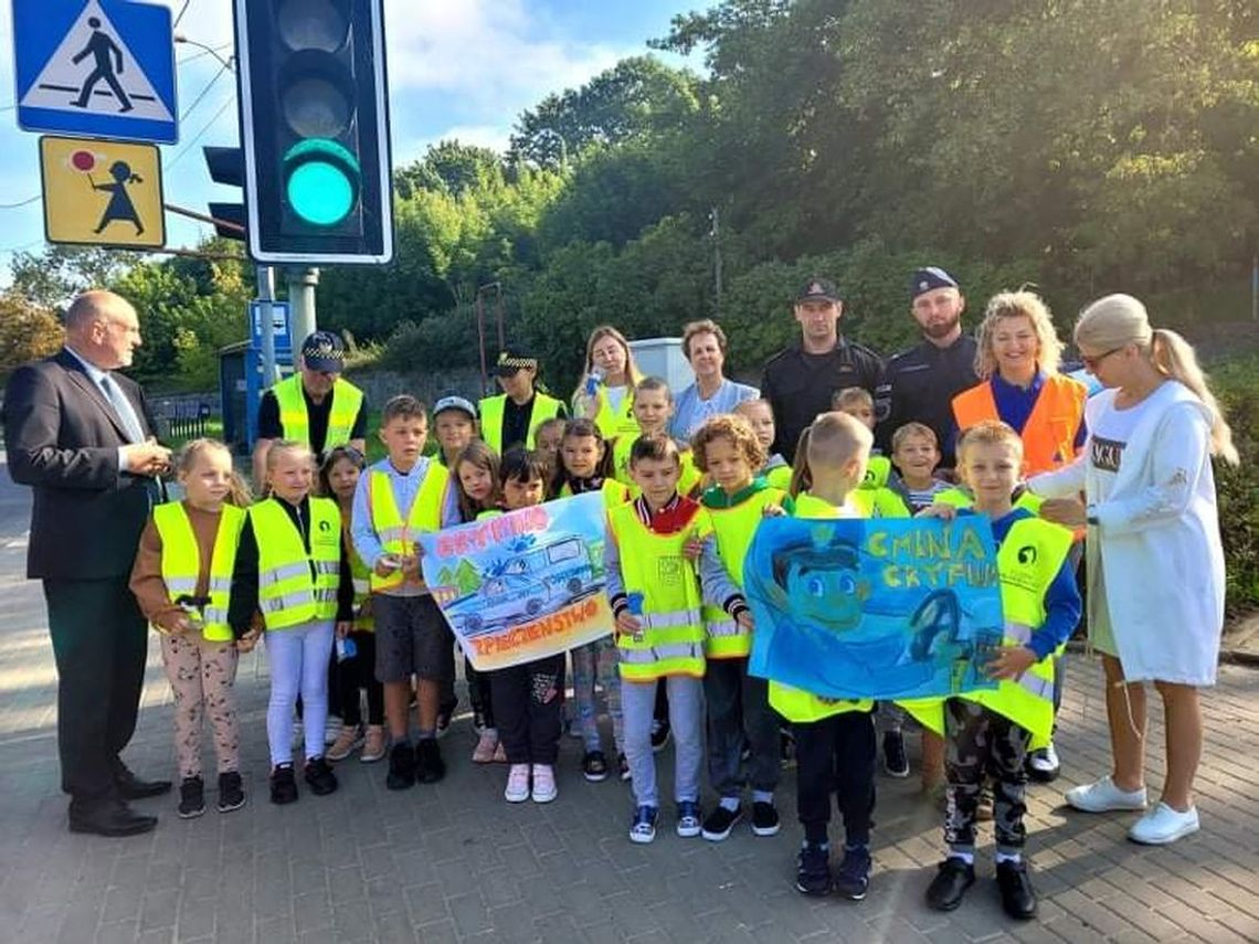 Pierwszaki uczyły się właściwego zachowania na drodze do i ze szkoły [foto]