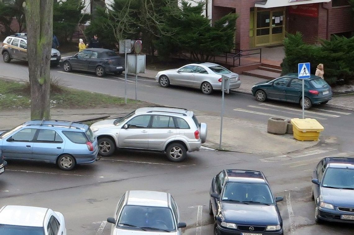 Pierwsze pół godziny będzie za darmo. Straż miejska bierze się za źle parkujących przed urzędem Pierwsze pół godziny będzie za darmo. Straż miejska bierze się za źle parkujących przed urzędem