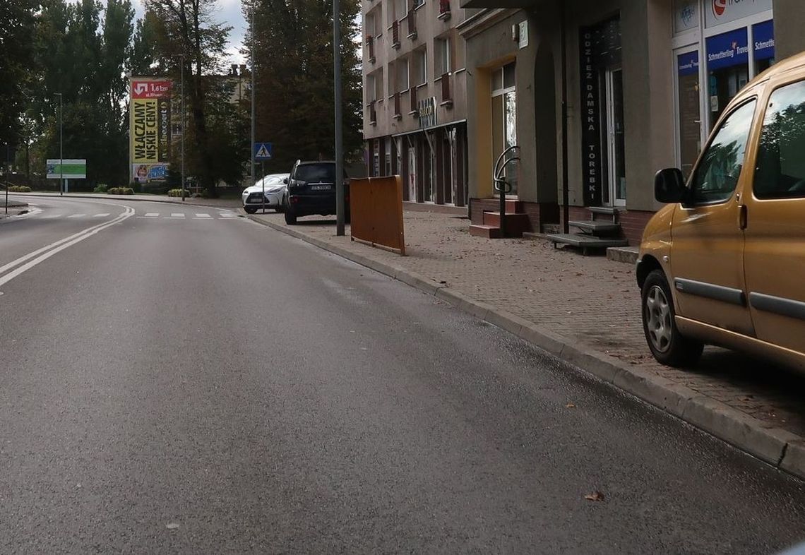 Piesi narzekają na zaparkowane na chodniku auta. Pasy zablokowane przez duży samochód Piesi narzekają na zaparkowane na chodniku auta. Pasy zablokowane przez duży samochód