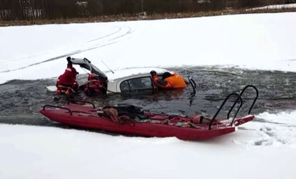 Pijacki rajd po jeziorze zakończony w lodowatej wodzie. Toyota pod wodą, kierowcy w rękach policji