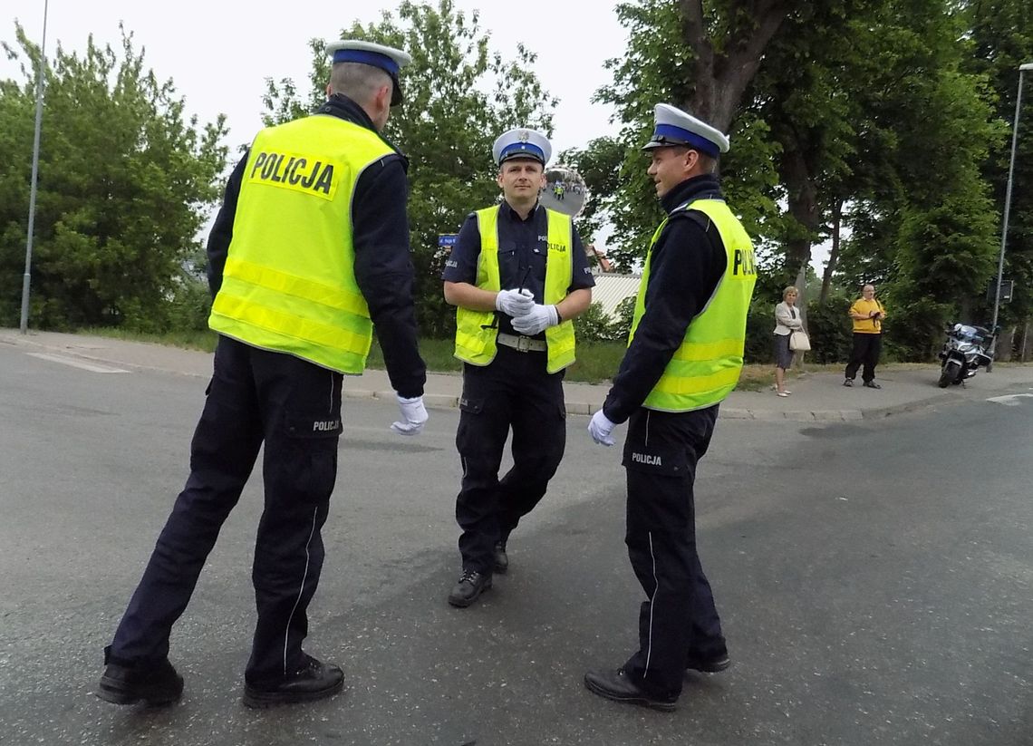 Pijana ominęła policjanta zabezpieczającego procesję i uderzyła w zaparkowany samochód Pijana ominęła policjanta zabezpieczającego procesję i uderzyła w zaparkowany samochód