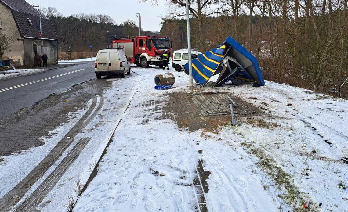 Autem uderzyła w przystanek autobusowy i... uciekła