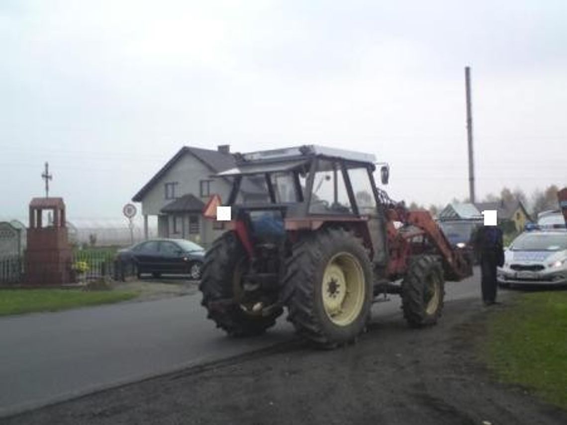 Pijani ukradli ciągnik i jeździli nim po polach Pijani ukradli ciągnik i jeździli nim po polach