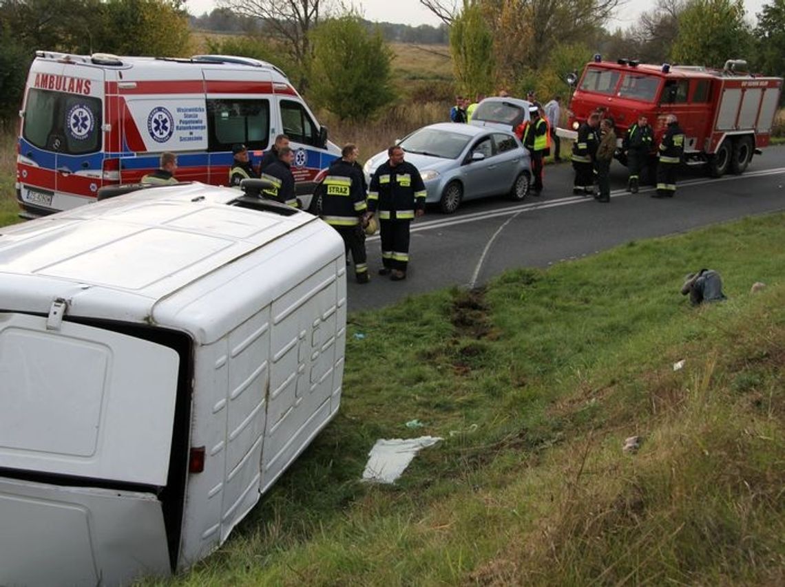 Pijani wypadli na łuku drogi Pijani wypadli na łuku drogi